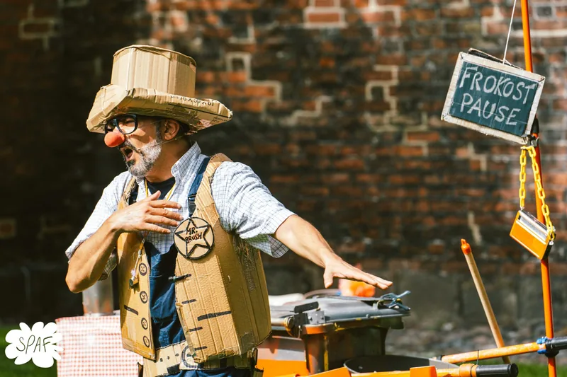 Locandina: MR. BRUSH. Operatore molto ecologico