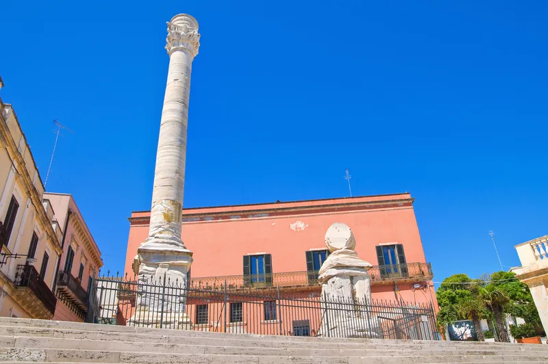 Palazzo Perez e Colonne Terminali Via Appia