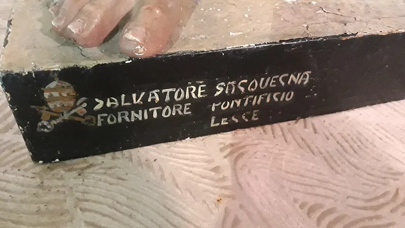 Firma sotto la statua di san Francesco