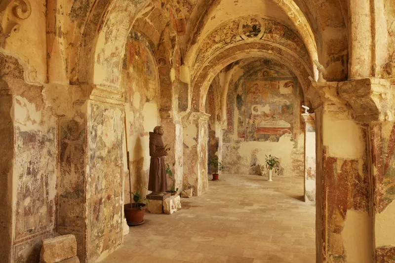Navata laterale Chiesa di Santa Maria di Casole